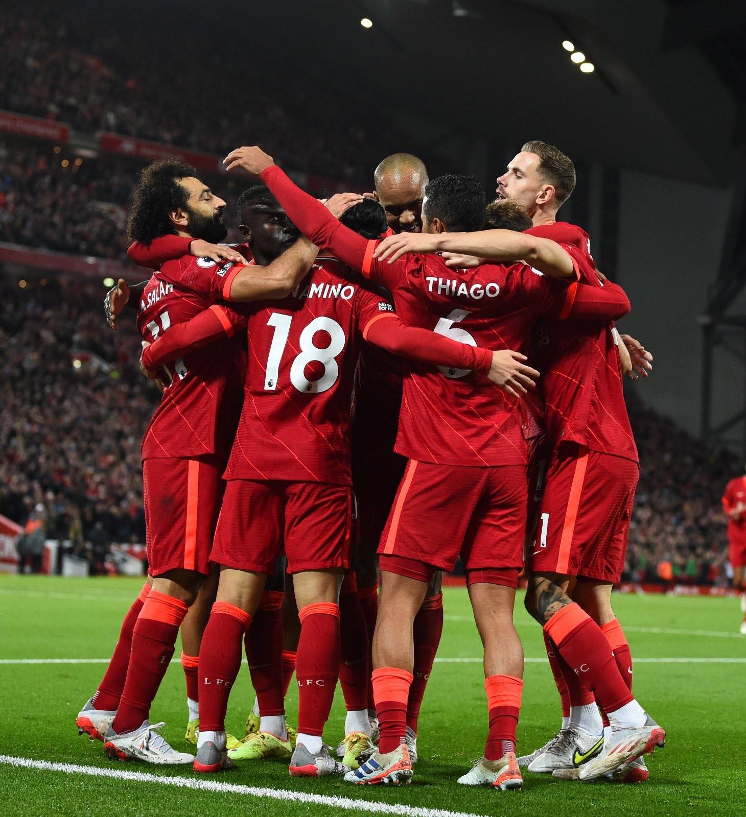 欧洲联赛硝烟四起,球队争夺激烈,胜负难料 欧洲联赛硝烟四起,球队争夺激烈,胜负难料