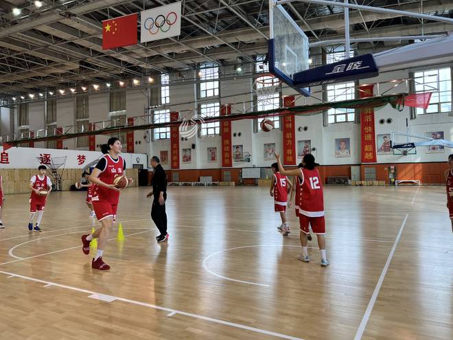 篮球俱乐部引进国际教练组，打造新气象