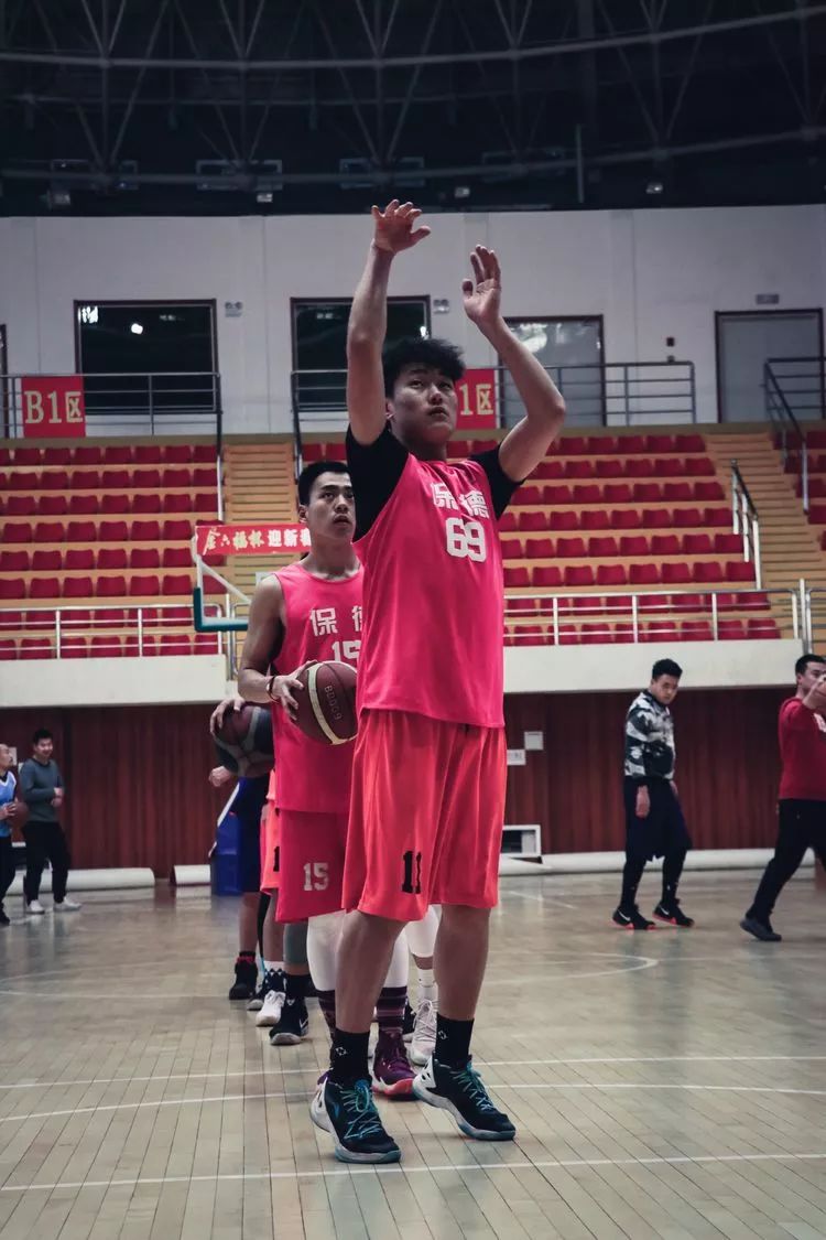 篮球俱乐部引进国际教练组，打造新气象