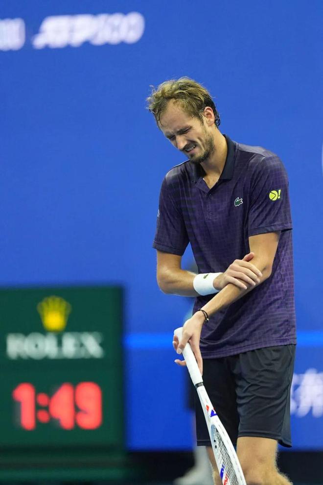 西班牙网球队力克美国网球队，梅德韦杰夫送出助攻