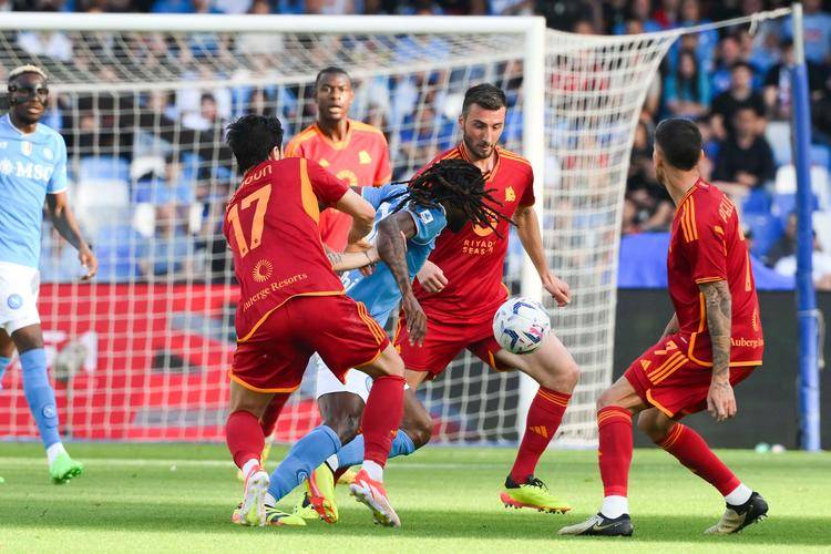 那不勒斯门将表现出色,关键扑救助球队保住胜利 那不勒斯门将表现出色,关键扑救助球队保住胜利