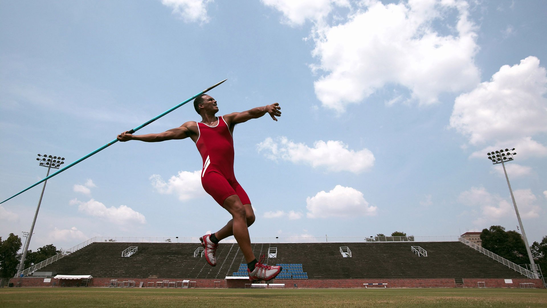 赛道与球场,速度与逆转的双重奏